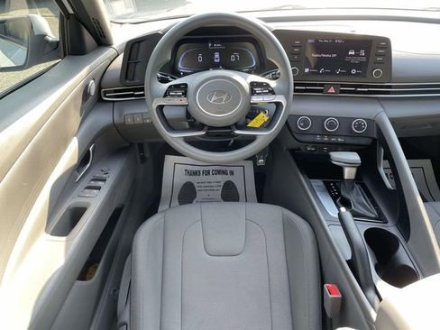 Used 2024 Hyundai Elantra SE FWD image 11