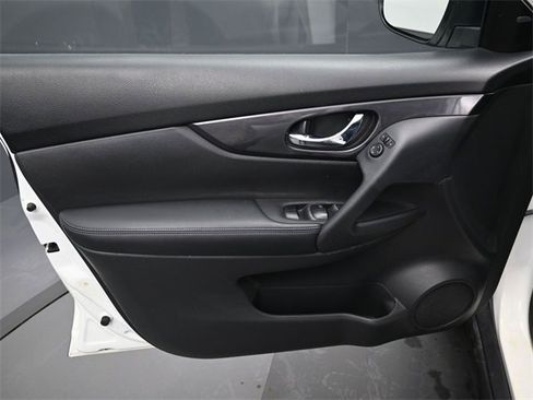 Used 2017 Nissan Rogue SV image 11