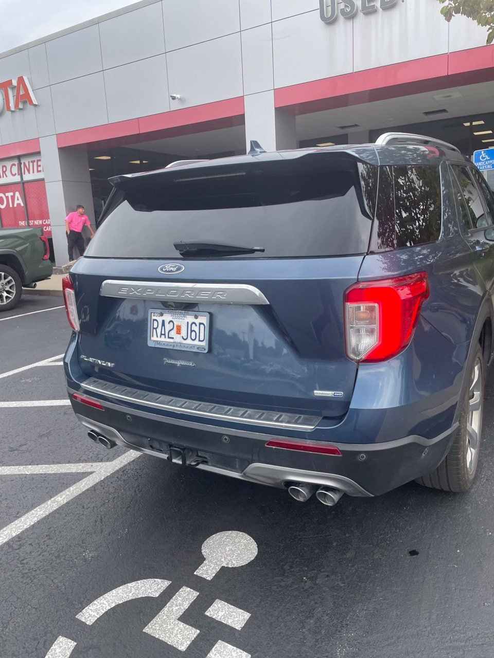 Used 2020 Ford Explorer Platinum w/ Premium Technology Package AWD/4WD image 6