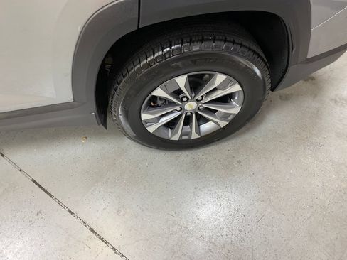Used 2025 Chevrolet Equinox LT AWD/4WD image 12