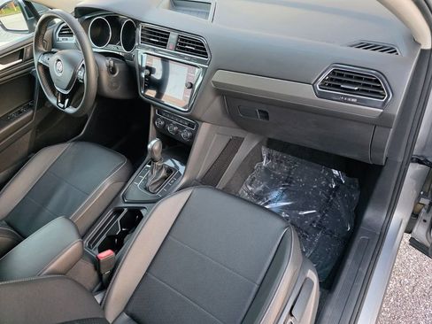Used 2021 Volkswagen Tiguan SE w/ Panoramic Sunroof Package image 31