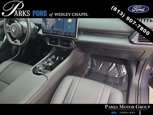 Used 2025 VinFast VF 8 Eco AWD/4WD image 11