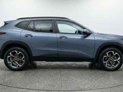 Used 2025 Chevrolet Trax LT FWD image 11