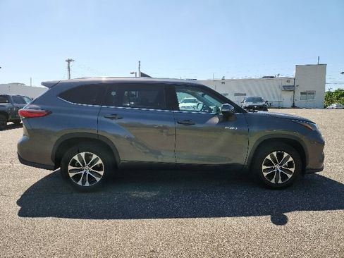 Used 2021 Toyota Highlander XLE FWD image 8