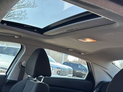 Used 2025 Hyundai Elantra SEL image 25