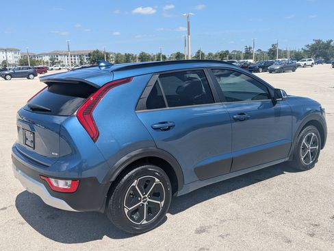 Certified 2024 Kia Niro EX FWD image 5