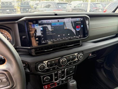 Used 2025 Jeep Gladiator Mojave image 19