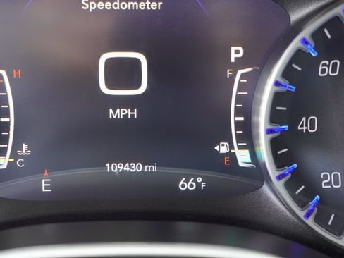 Used 2023 Chrysler Pacifica Touring-L FWD image 36