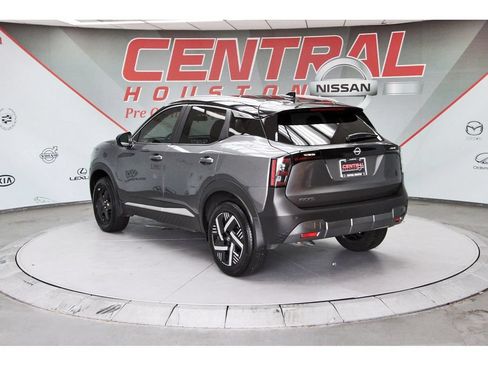 Used 2026 Nissan Kicks SV FWD image 3