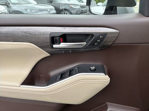 Used 2021 Toyota Highlander Limited image 23