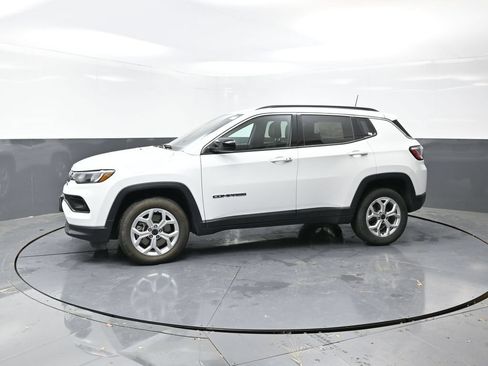 Used 2025 Jeep Compass Latitude AWD/4WD image 7