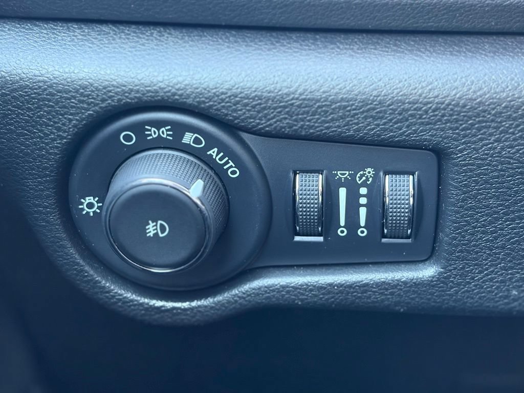 Certified 2025 Chrysler Pacifica Select FWD image 34