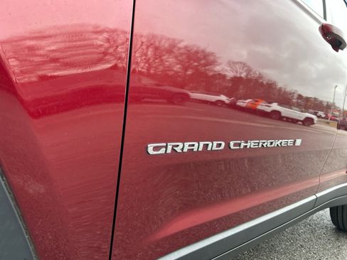 Used 2022 Jeep Grand Cherokee Laredo w/ Luxury Tech Group I AWD/4WD image 17