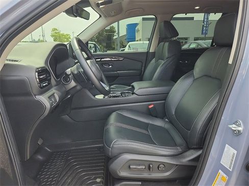 Used 2025 Honda Pilot Touring image 13