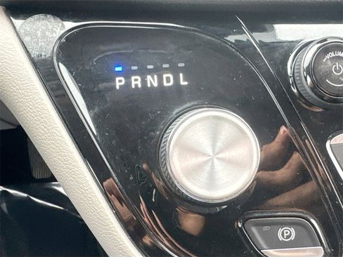 Used 2022 Chrysler Pacifica Touring-L image 16