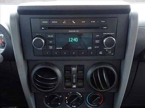 Used 2010 Jeep Wrangler Unlimited Rubicon AWD/4WD image 15