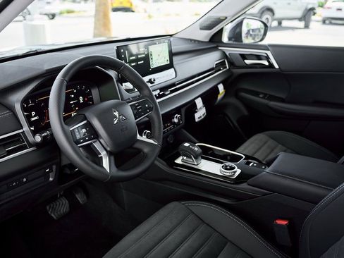 New 2026 Mitsubishi Outlander SE FWD image 2