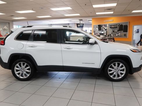Used 2017 Jeep Cherokee Limited FWD image 13