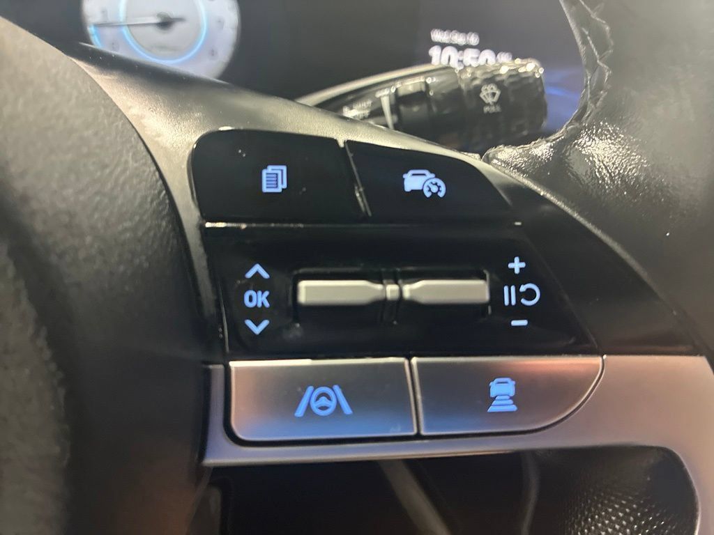 Used 2025 Hyundai Elantra Limited FWD image 18