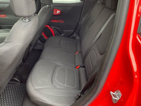 Used 2018 Jeep Renegade Latitude w/ Cold Weather Group image 22