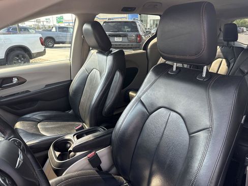Used 2017 Chrysler Pacifica Touring-L FWD image 17