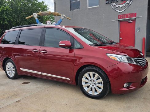 Used 2015 Toyota Sienna Limited Premium FWD image 2