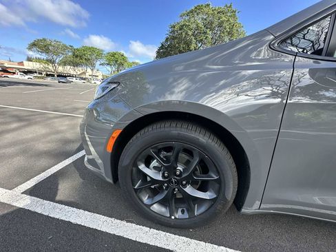 New 2025 Chrysler Pacifica Limited w/ Uconnect Theater Family Group image 17