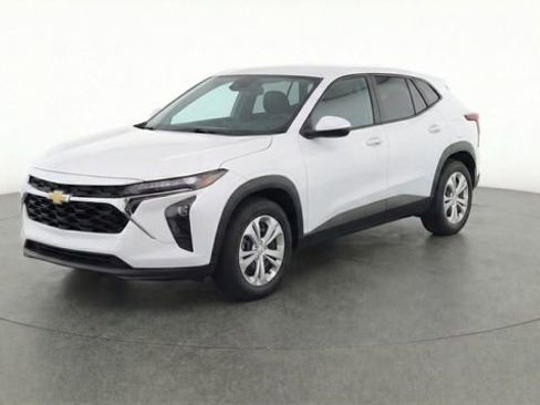 Used 2025 Chevrolet Trax LS image 15