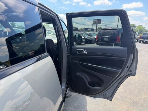 Used 2019 Jeep Grand Cherokee Laredo AWD/4WD image 41