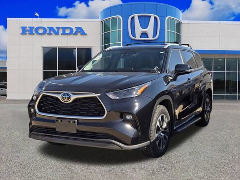 Used 2025 Toyota Highlander XLE AWD/4WD image 3