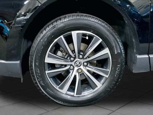 Used 2021 Toyota Venza LE w/ Carpet Mat Package (TMS) AWD/4WD image 11