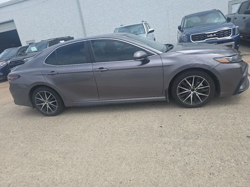 Used 2024 Toyota Camry SE FWD image 3