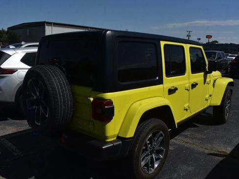 Used 2024 Jeep Wrangler Unlimited w/ Convenience Group AWD/4WD image 4
