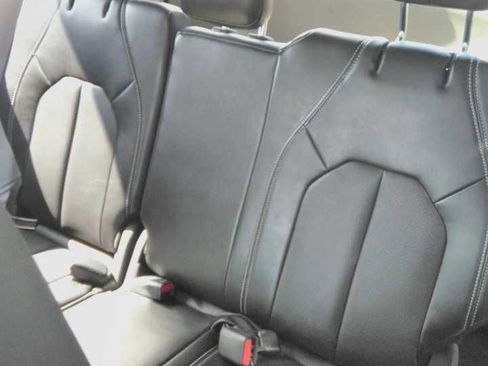 Used 2024 Chrysler Pacifica Limited FWD image 7
