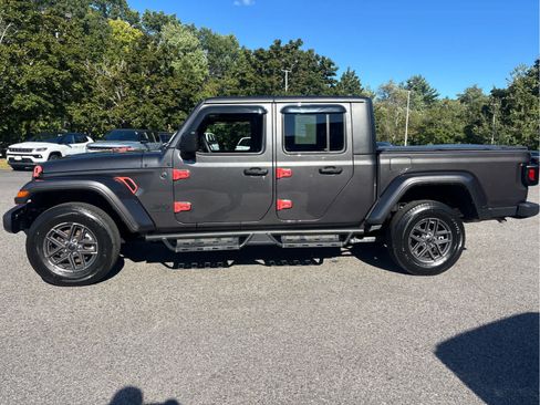 Used 2024 Jeep Gladiator Sport AWD/4WD image 5