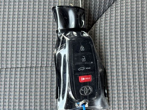 Used 2025 Toyota Highlander LE FWD image 34