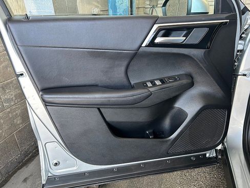 Used 2024 Mitsubishi Outlander AWD image 17