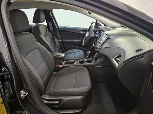 Used 2017 Chevrolet Cruze LT image 11