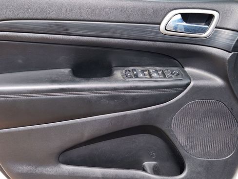 Used 2022 Jeep Grand Cherokee Laredo E image 30