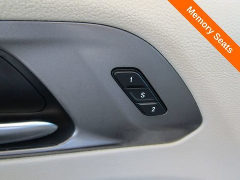 Used 2021 Chrysler Pacifica Touring-L FWD image 6