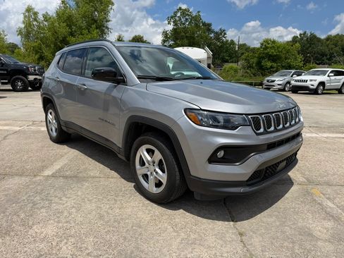 Used 2023 Jeep Compass Latitude w/ Sun and Sound Group AWD/4WD image 7