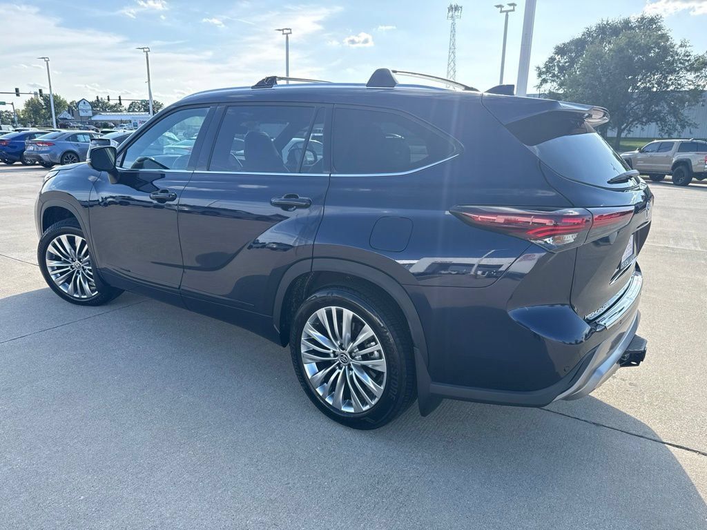 Certified 2026 Toyota Highlander Platinum AWD/4WD image 5