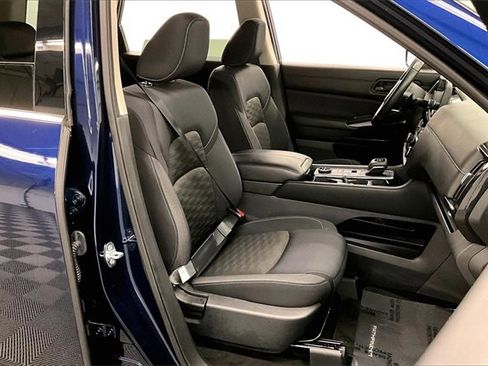 Used 2024 Nissan Pathfinder SV image 7