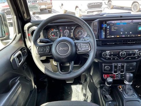Used 2025 Jeep Wrangler Unlimited Rubicon AWD/4WD image 4