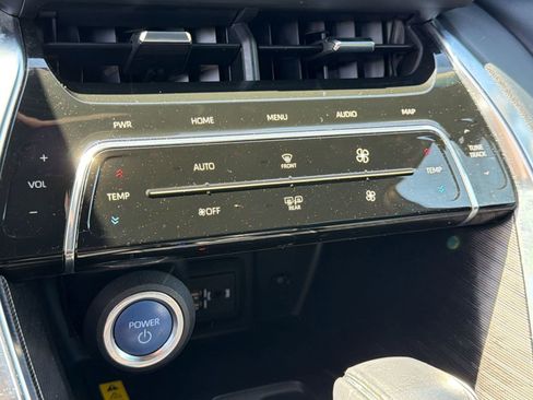 Used 2021 Toyota Venza XLE w/ Softex Package image 25