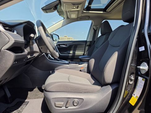 Used 2025 Toyota RAV4 XLE w/ Convenience Package FWD image 27