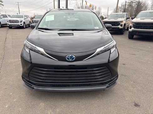 Used 2024 Toyota Sienna LE image 8