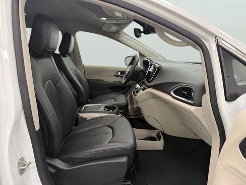 Used 2024 Chrysler Pacifica Touring-L FWD image 12