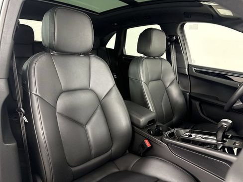 Certified 2026 Porsche Macan AWD/4WD image 24