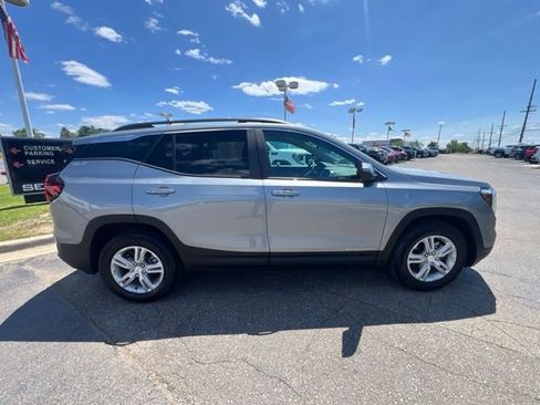 Used 2023 GMC Terrain SLE w/ Driver Convenience Package FWD image 4